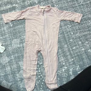 Kyte baby zipper onesie in Blush 0-3
